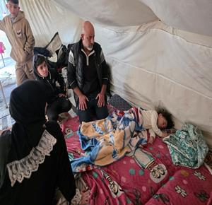 عائلة يوسف أبو طلحة المكونة من 8 أفراد تعيش ظروفاً صعبة بخيمة في خان يونس بعد العودة من مصر إلى قطاع غزة عبر معبر رفح